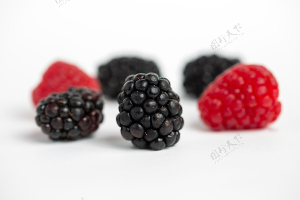 水果黑莓 覆盆子和蓝莓隔离在白色背景上新鲜自然成熟