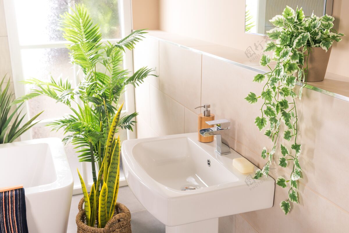 家用新的和现代的钢水龙头与陶瓷水槽在浴室新的倒卫生