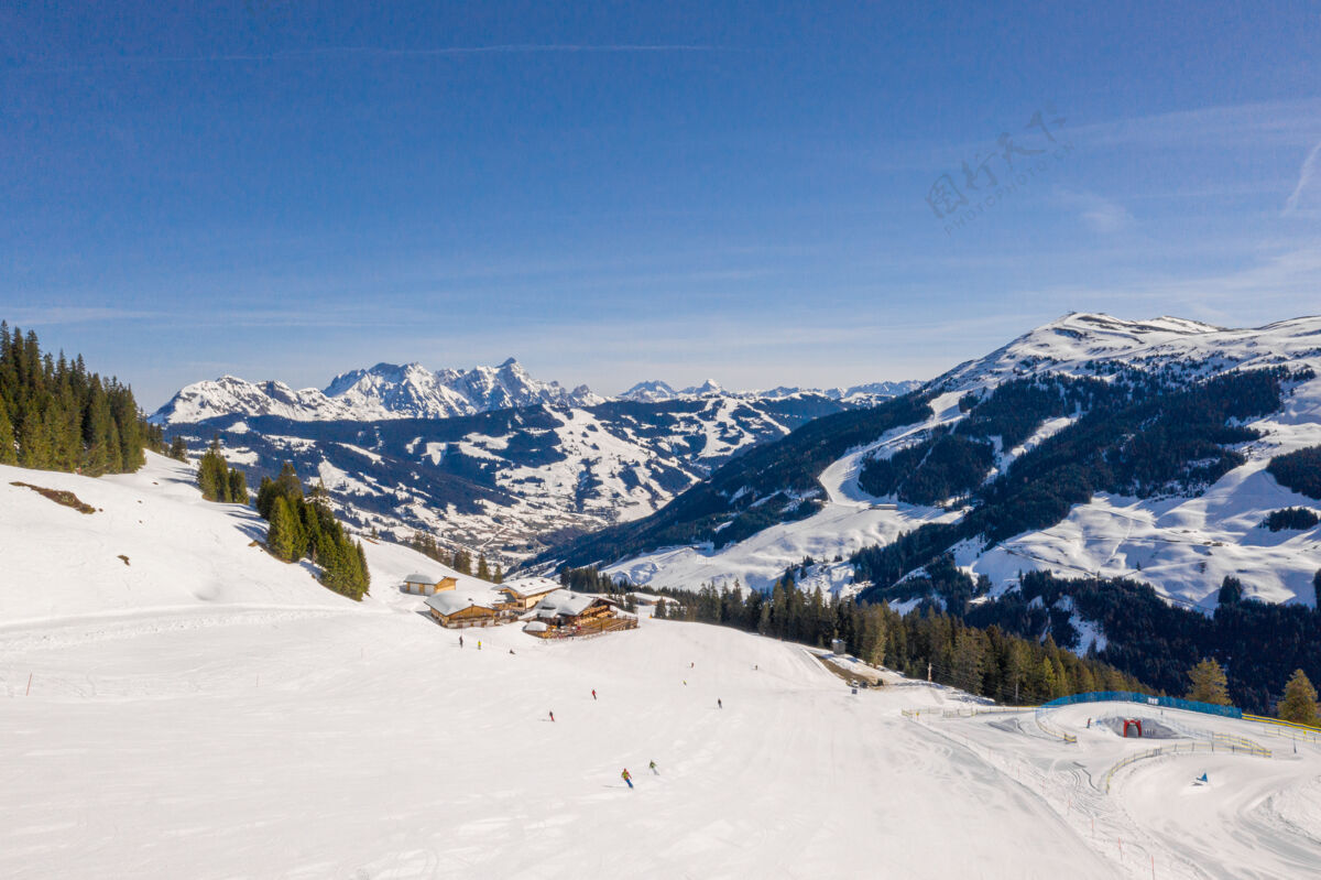高峰阿尔卑斯山上的一个滑雪胜地和一个村庄的美丽鸟瞰图乡村森林树