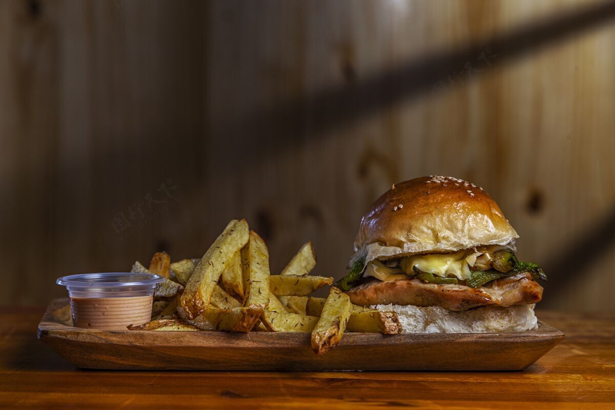 法国特写镜头的美味汉堡包与薯条在桌上午餐番茄经典
