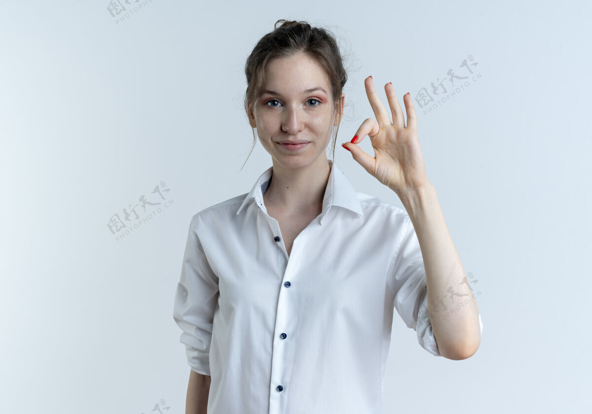 手年轻高兴的金发俄罗斯女孩手势确定手标志隔离在空白处与复制空间空格好的手势
