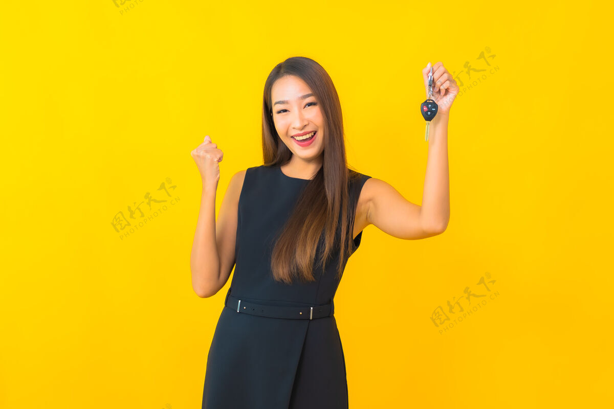客户在黄色背景上画一幅漂亮的亚洲女商人的肖像画微笑钥匙成功