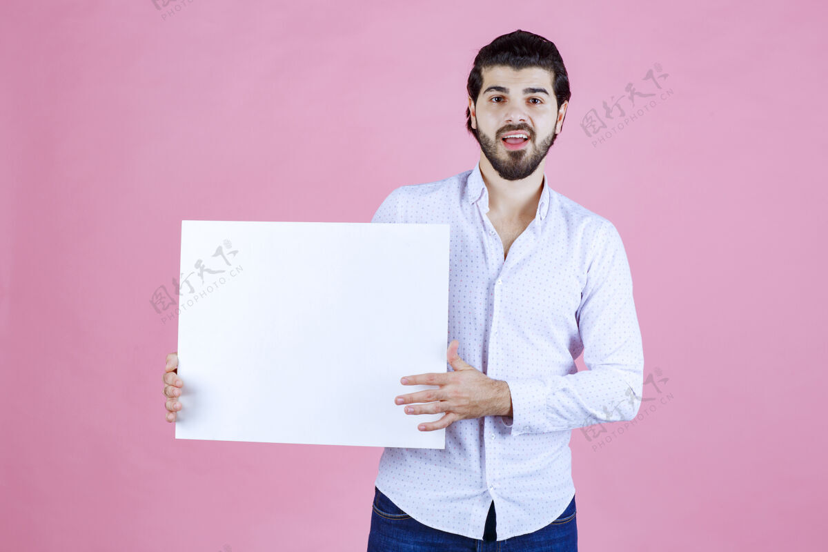 员工一个手里拿着一块白板的男人年轻人成人晋升