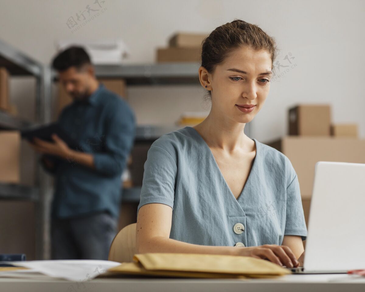 女人在笔记本电脑上工作的女人送货服务男人送货