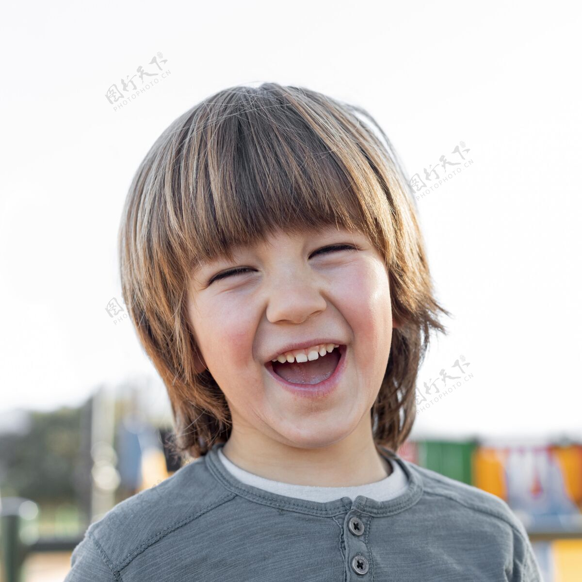 孩子小男孩在户外微笑姿势笑脸模特