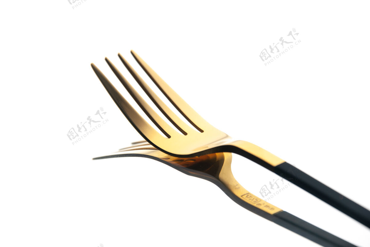刀白色背景上的金色前叉桌子前面晚餐