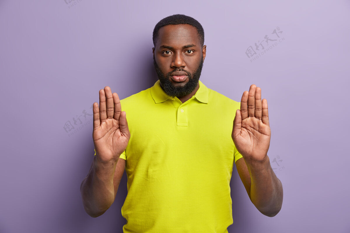 人严肃的非裔美国男人把手拉向前方禁止留茬警告
