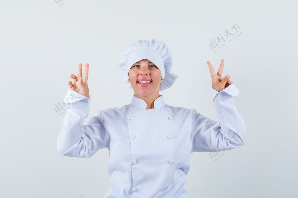 制服一个金发女人 双手举着和平的标志 穿着白色厨师制服 看起来很漂亮皮肤自然人