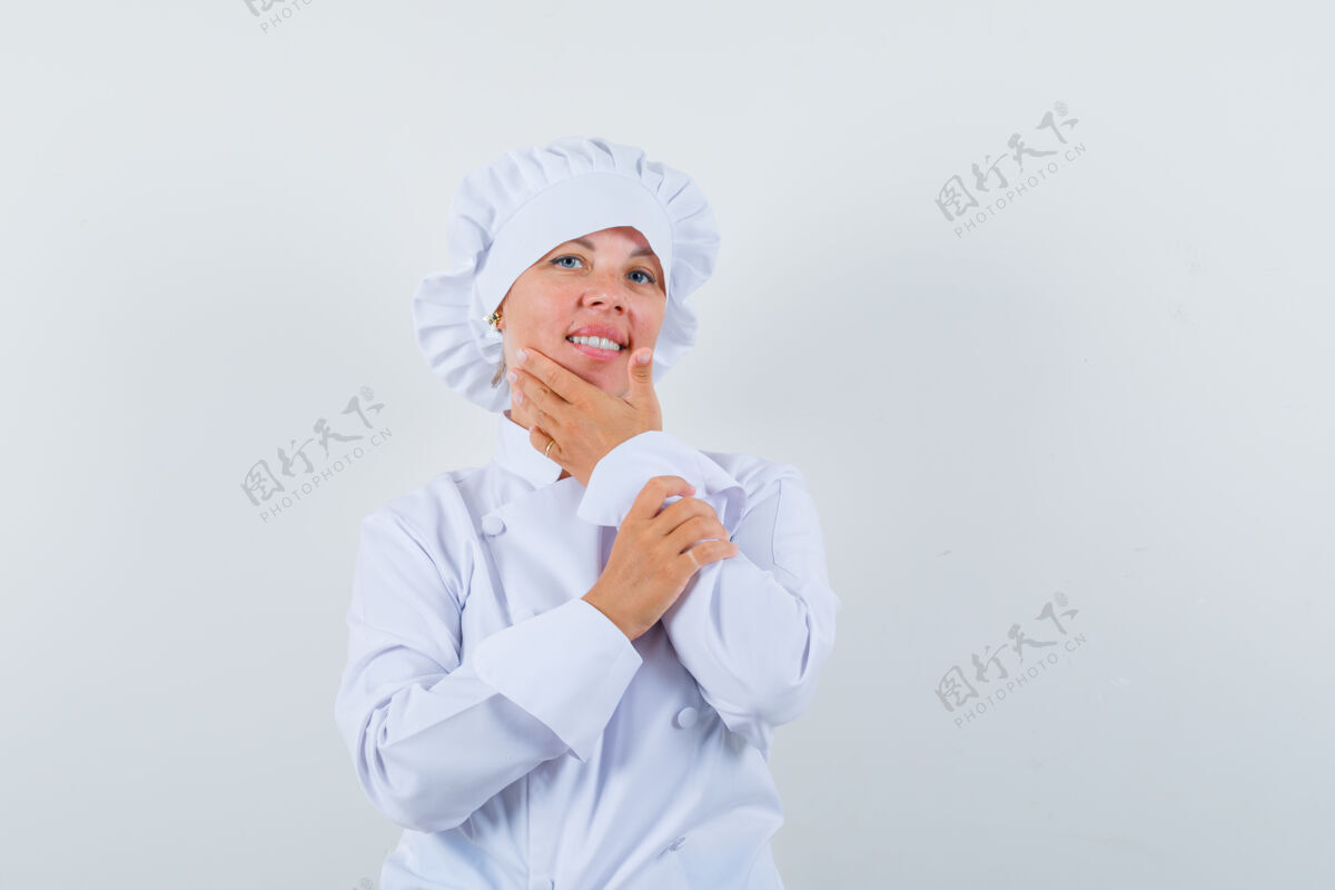 乐趣一位身穿白色制服的女厨师手拉着下巴 看上去很懂事下巴持有女士