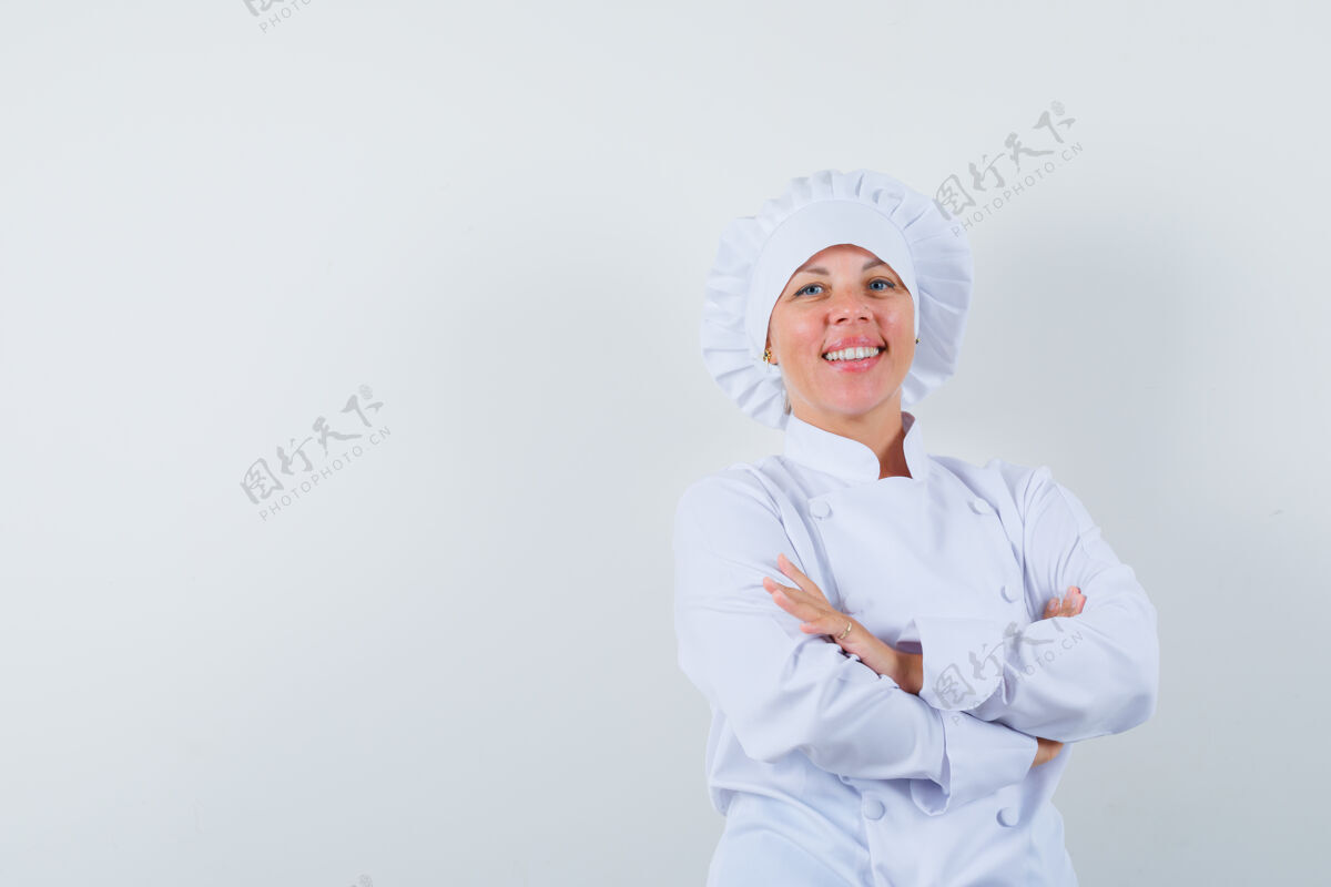 面孔身穿白色制服的女厨师双手交叉站着 看上去很自信模特时尚肖像