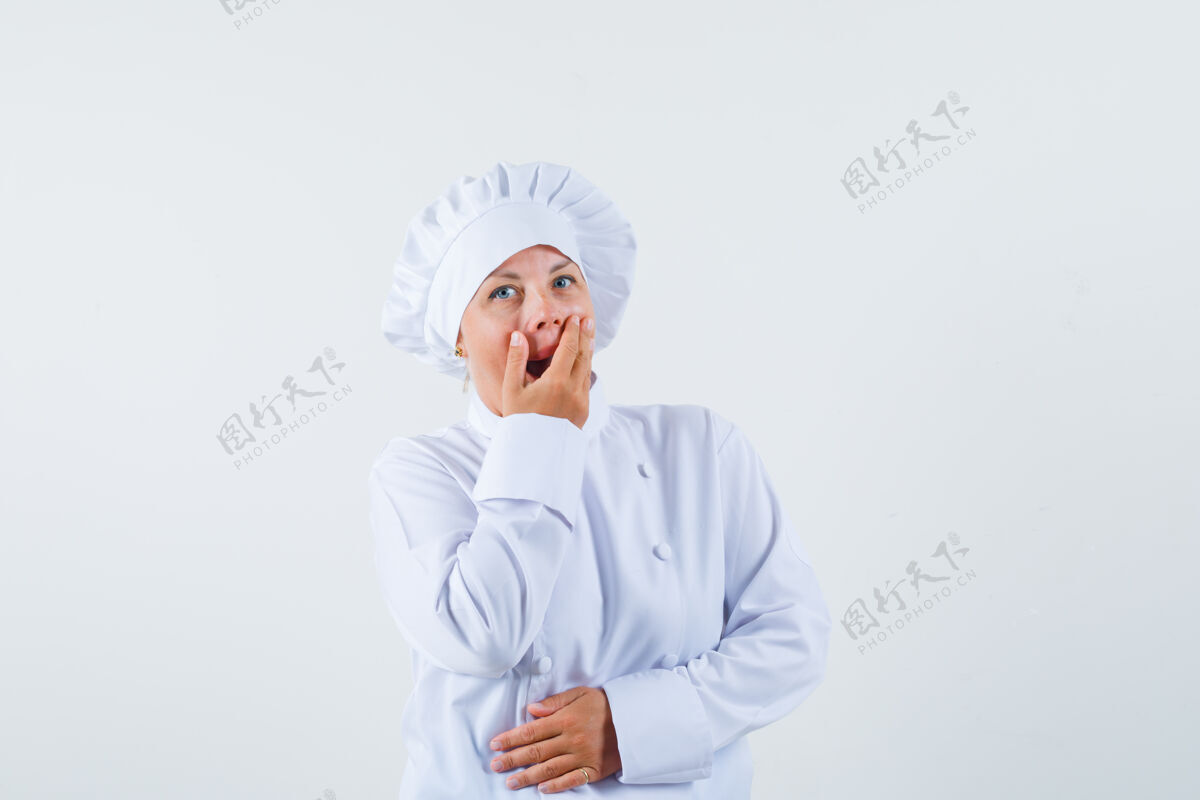 魅力一位身穿白色制服的女厨师手捂着嘴 看上去目瞪口呆制服欢乐时尚