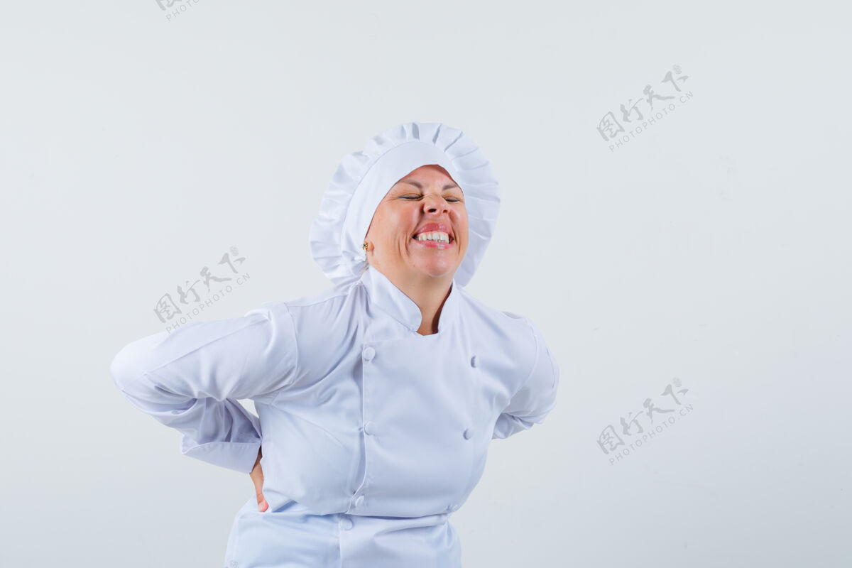 脸一位身穿白色制服的女厨师腰痛难忍 看上去很困扰腰围粉色化妆