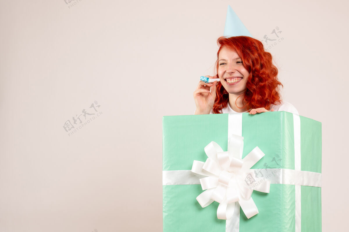 礼物正面图：年轻女子戴着白色背景的帽子正面圣诞节帽子