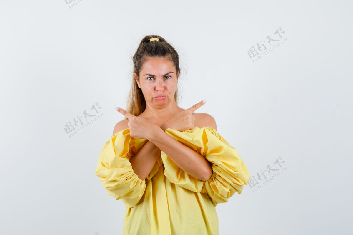女士画中的年轻女士身着黄色连衣裙 指着两边 望着犹豫不定的前景色指向深色成人
