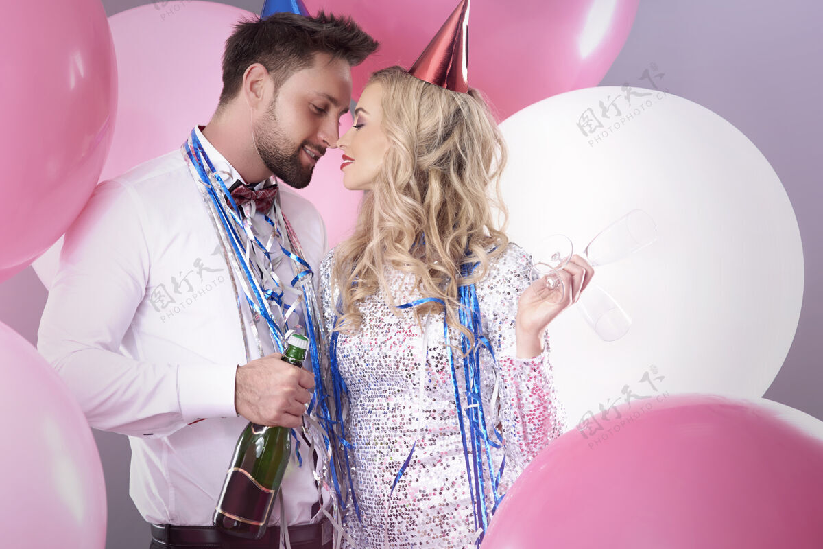 礼服一对年轻夫妇在庆祝新年前夜优雅饮酒庆祝