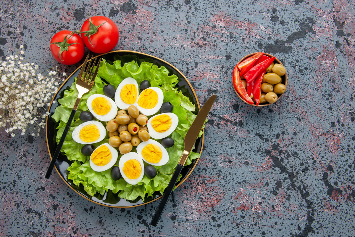午餐俯瞰美味的鸡蛋沙拉与西红柿和橄榄在光的背景盘子餐厅早上