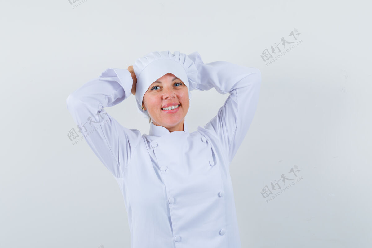 表情一位身穿白色制服的女厨师手把手放在头上 看上去很平静年轻女士脸