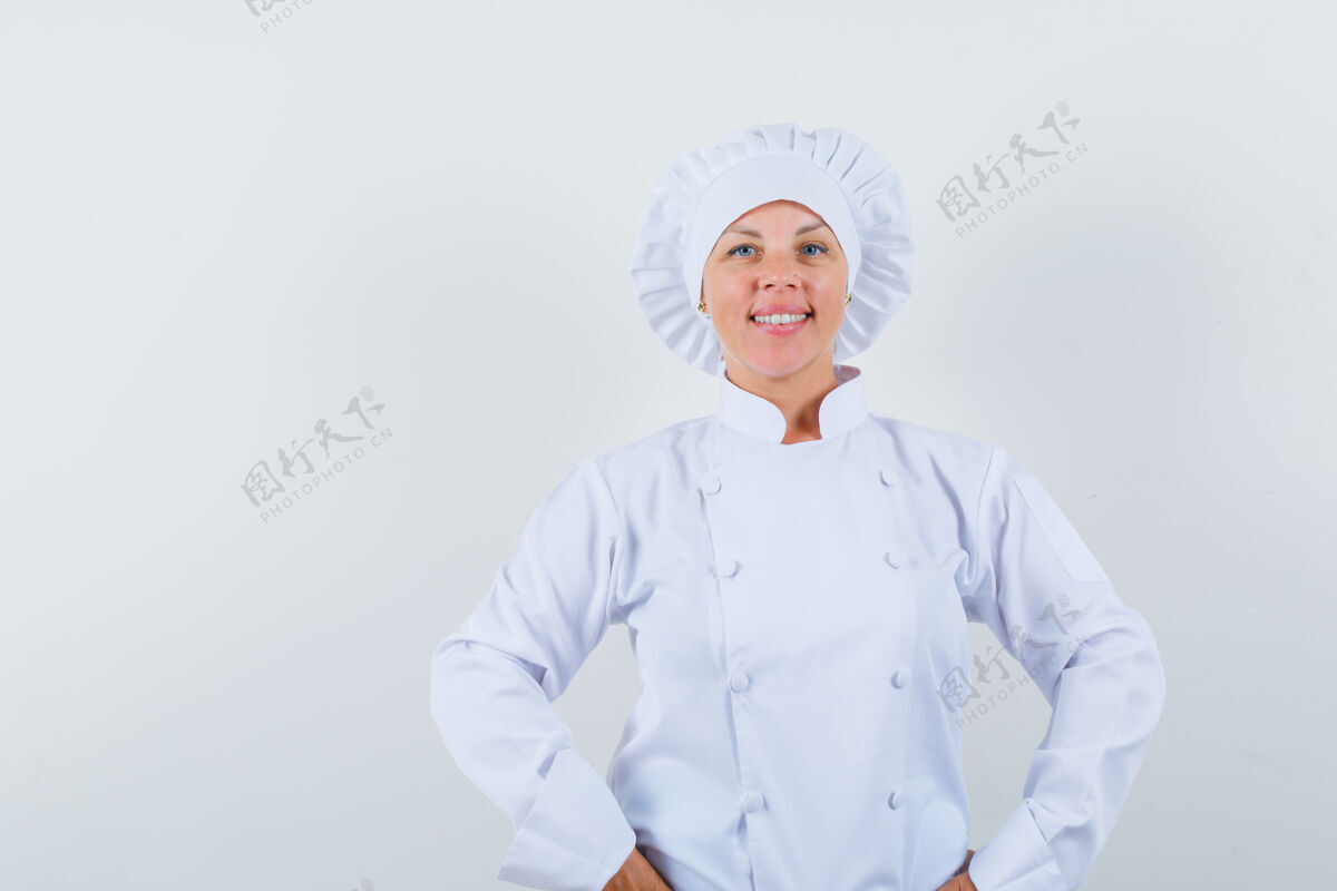 女性女厨师手挽腰 身穿白色制服 看上去很自信好看女人模特