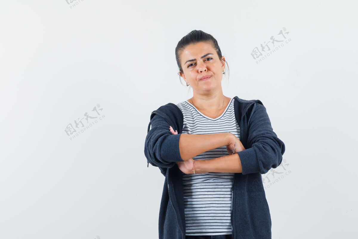 手臂黑发女人穿衬衫交叉双臂前面亚洲人夹克