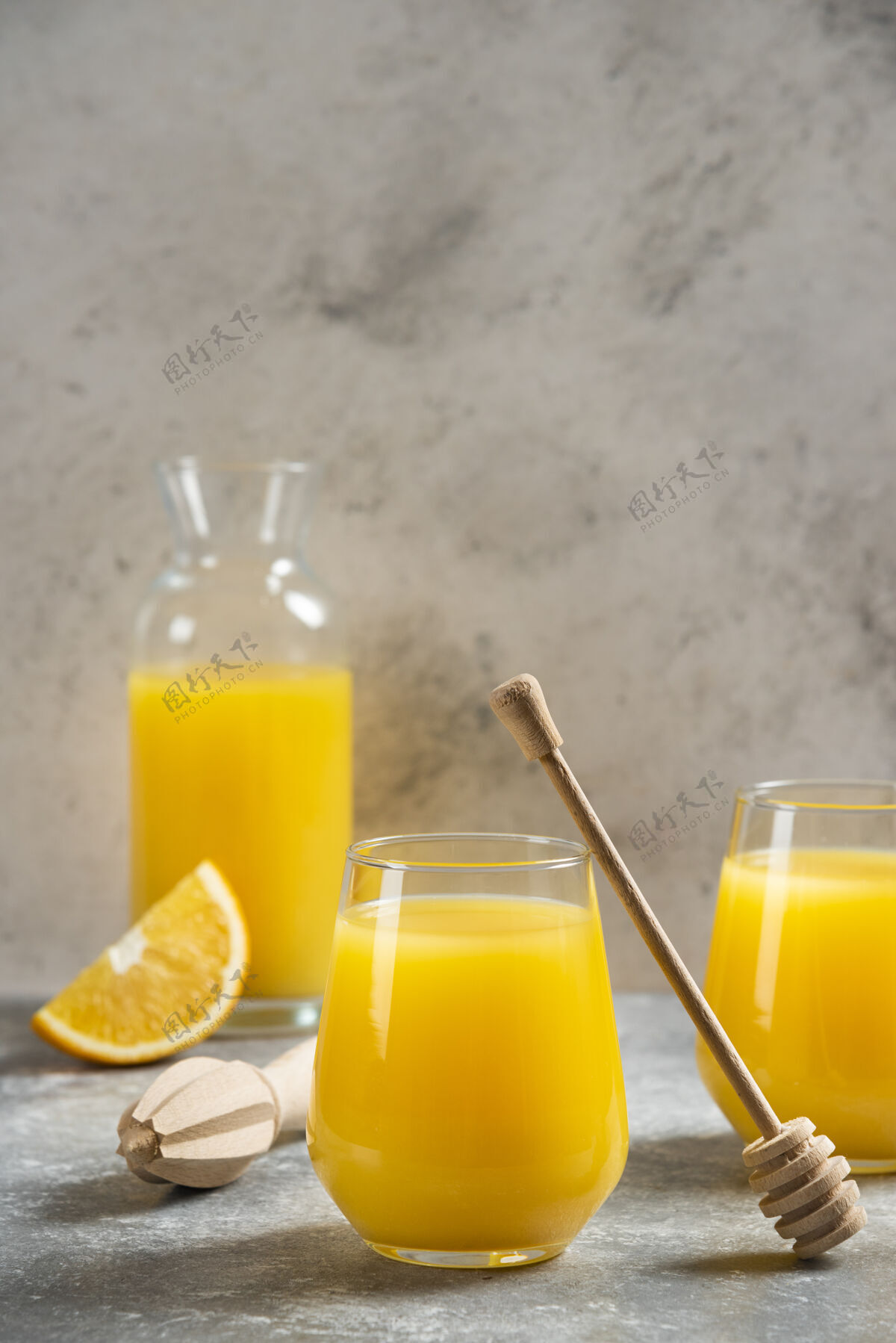 新鲜一杯橙汁和一个木勺多汁柑橘美味