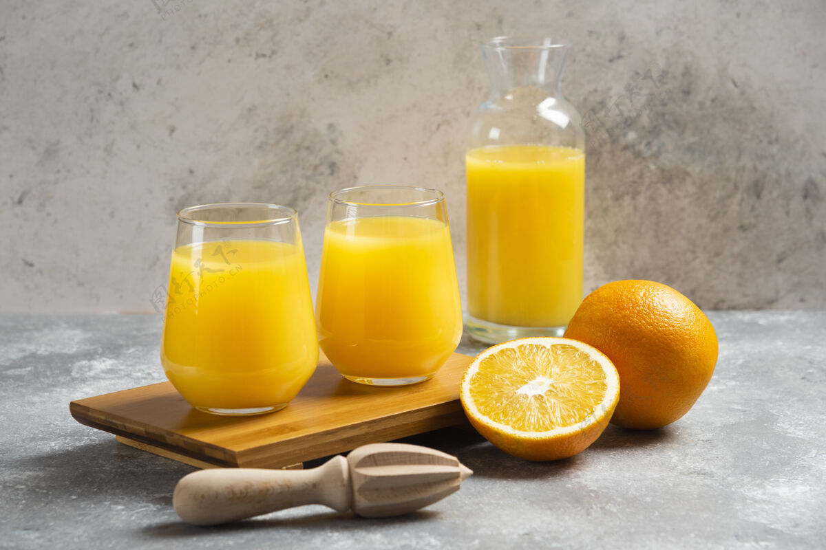 部分一杯橙汁和一把木铰刀柑橘甜味成熟
