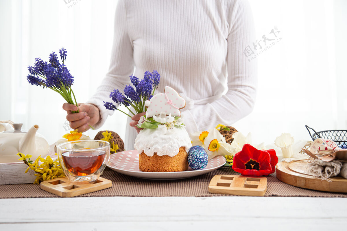 细节用鲜花装饰节日餐桌以庆祝复活节的过程复活节蛋糕节日