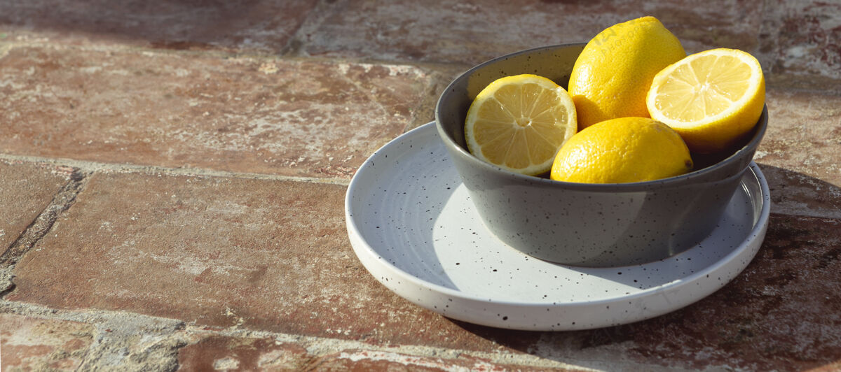 柑橘盛满新鲜柠檬的碗盘子水果柠檬