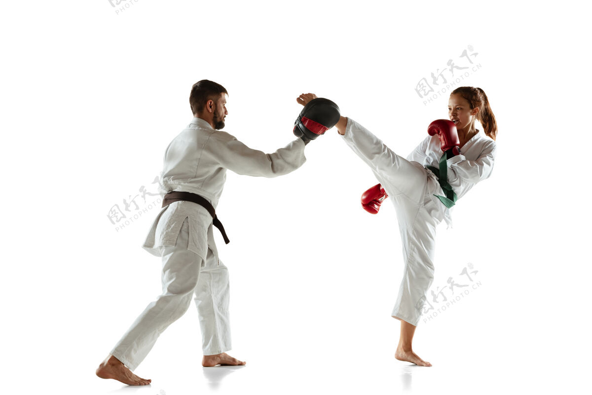 技能穿着和服的少年和教练练习肉搏战训练女性水平
