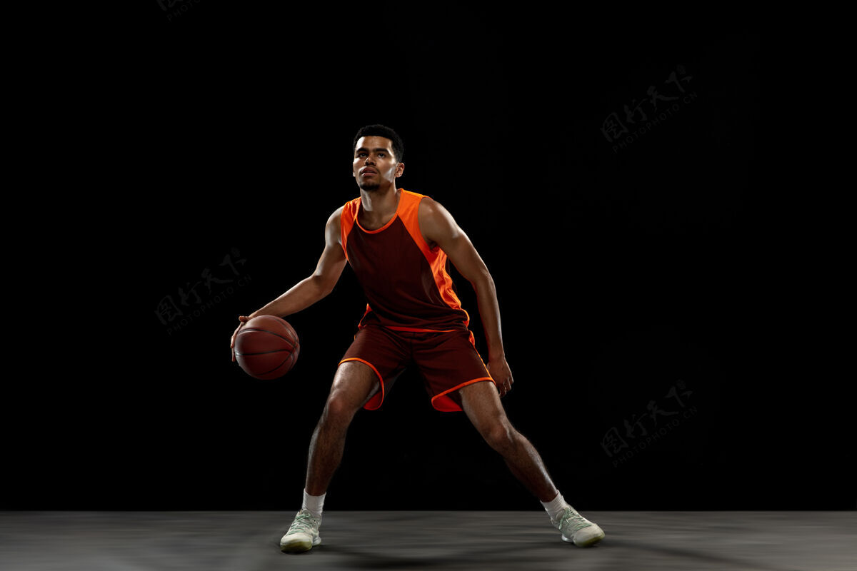 篮球赢家年轻有目的的篮球运动员训练 在行动中练习场地身体运动员