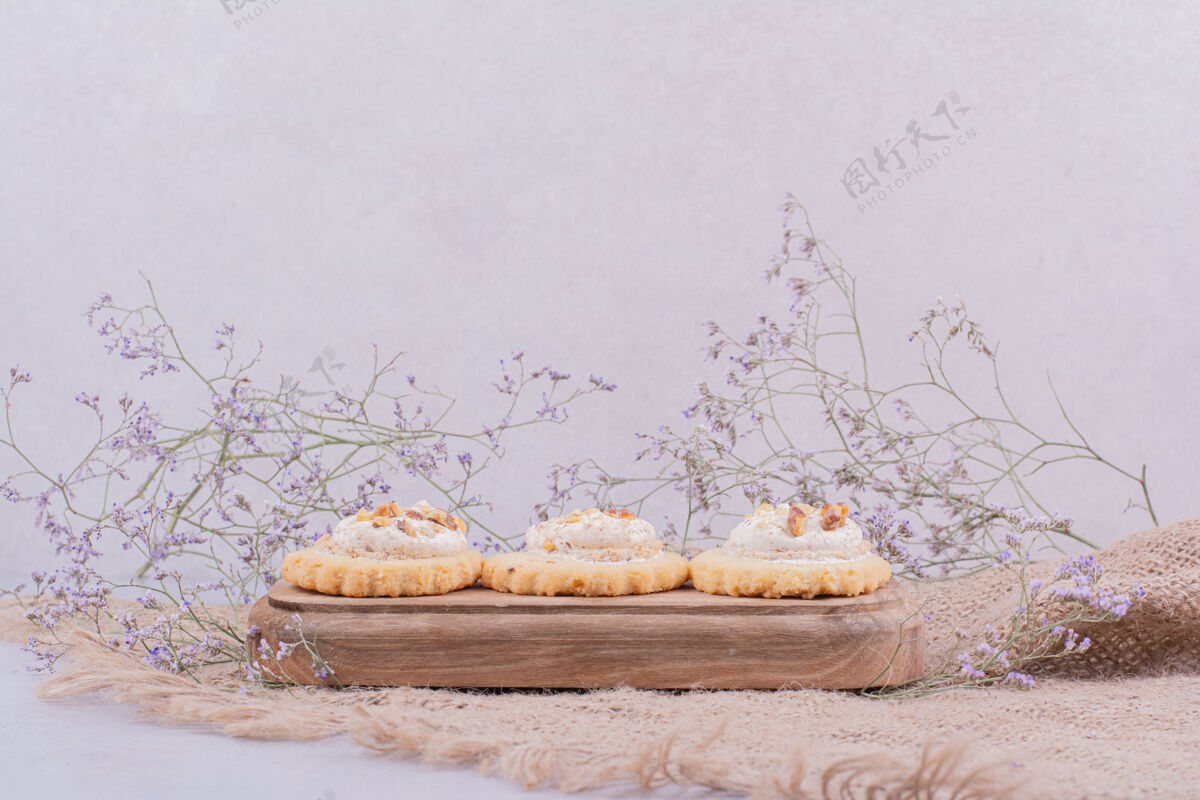 面包房松脆饼干放在一块粗麻布的木板上烹饪饼干美味