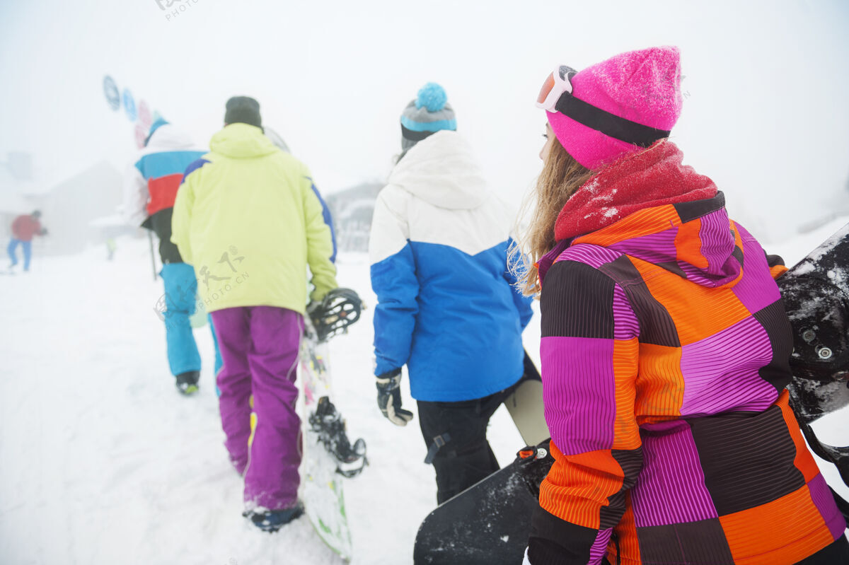 滑雪板两对情侣在玩滑雪团队冬季运动运动服
