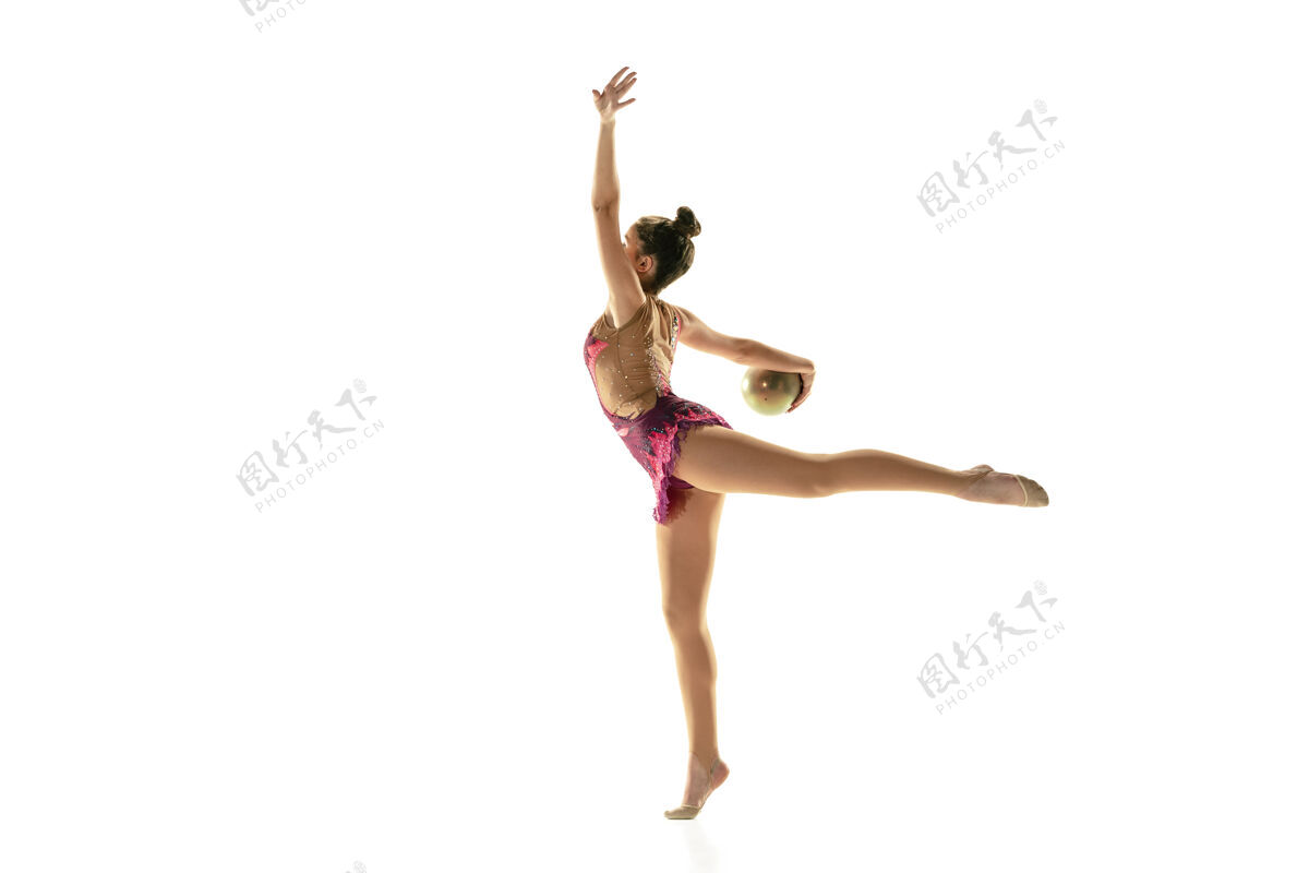 瘦身年轻柔韧的女孩被隔离在白墙上十几岁的女模特作为艺术体操艺术家用器械练习锻炼柔韧 平衡优雅的动作 运动运动员韵律健康