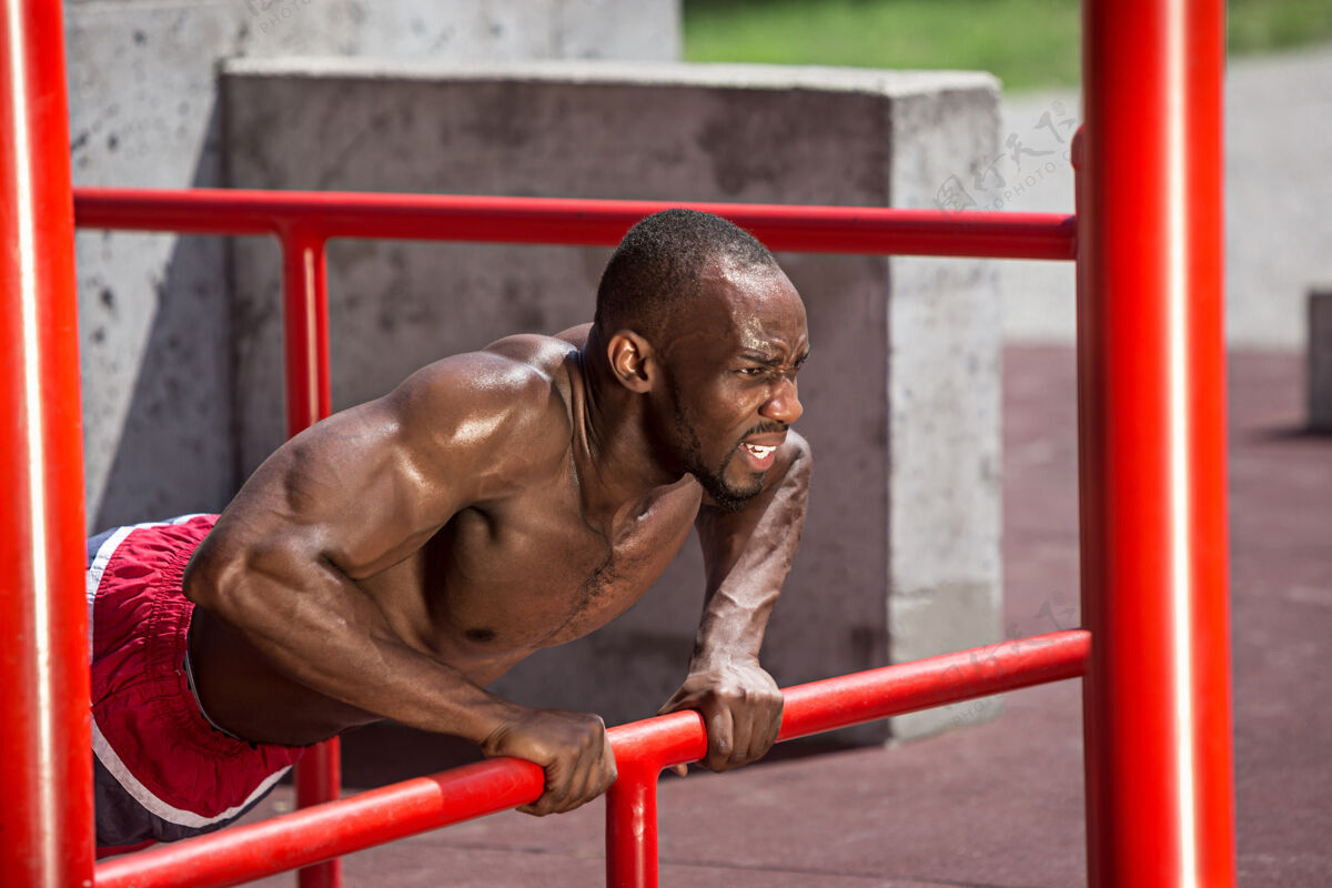 物理健身运动员在体育场做运动体操伸展腹肌
