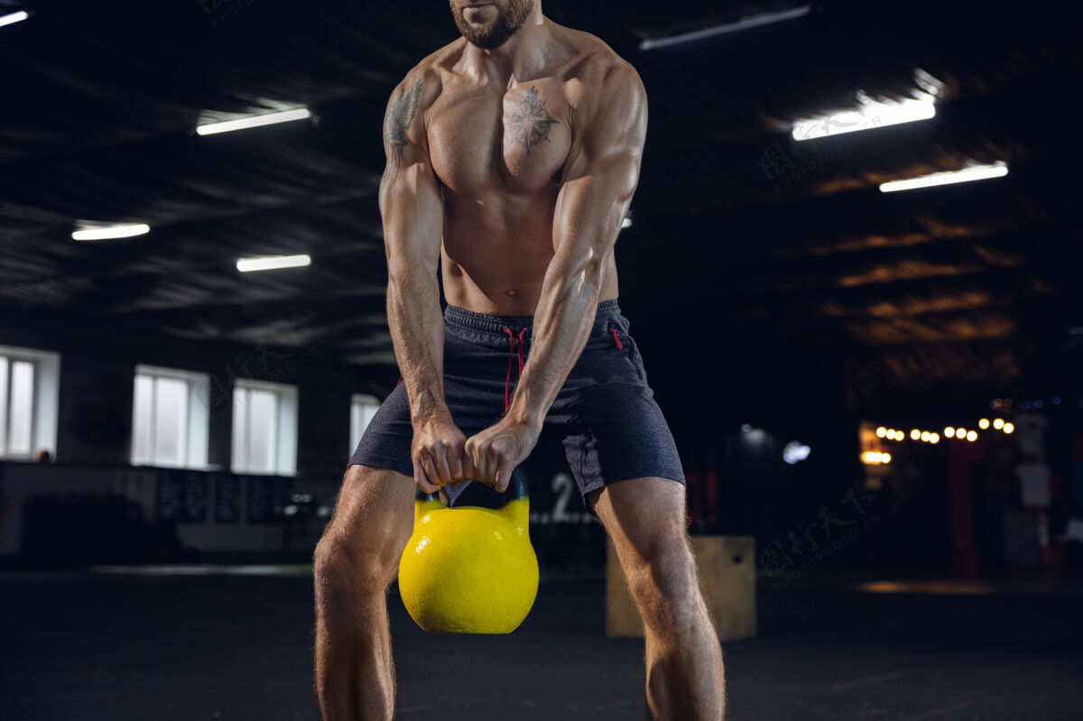 独自年轻健康的男子 运动员在健身房做重量练习单一的白种人模型练习努力 训练他的身体健康的生活方式的概念 运动 健身 健美 幸福力量运动员力量