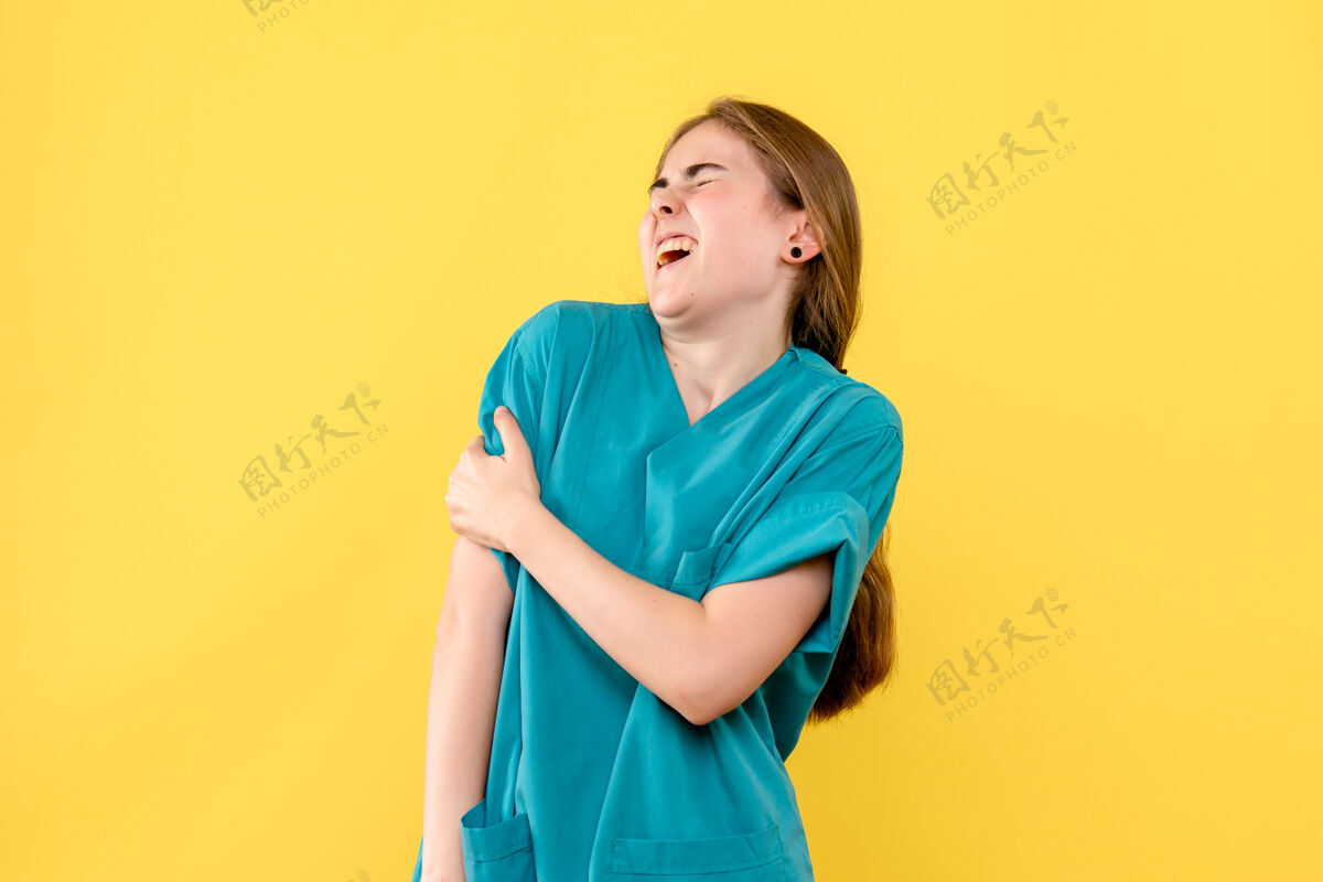 医疗前视黄背景上手臂酸痛的女医生保健院感慨人女士微笑