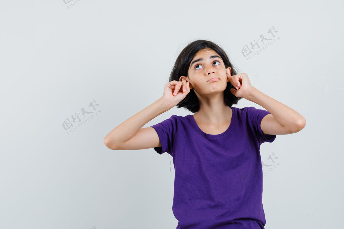 手指小女孩戴着t恤用手指塞住耳朵 看上去很无聊 小头发插头