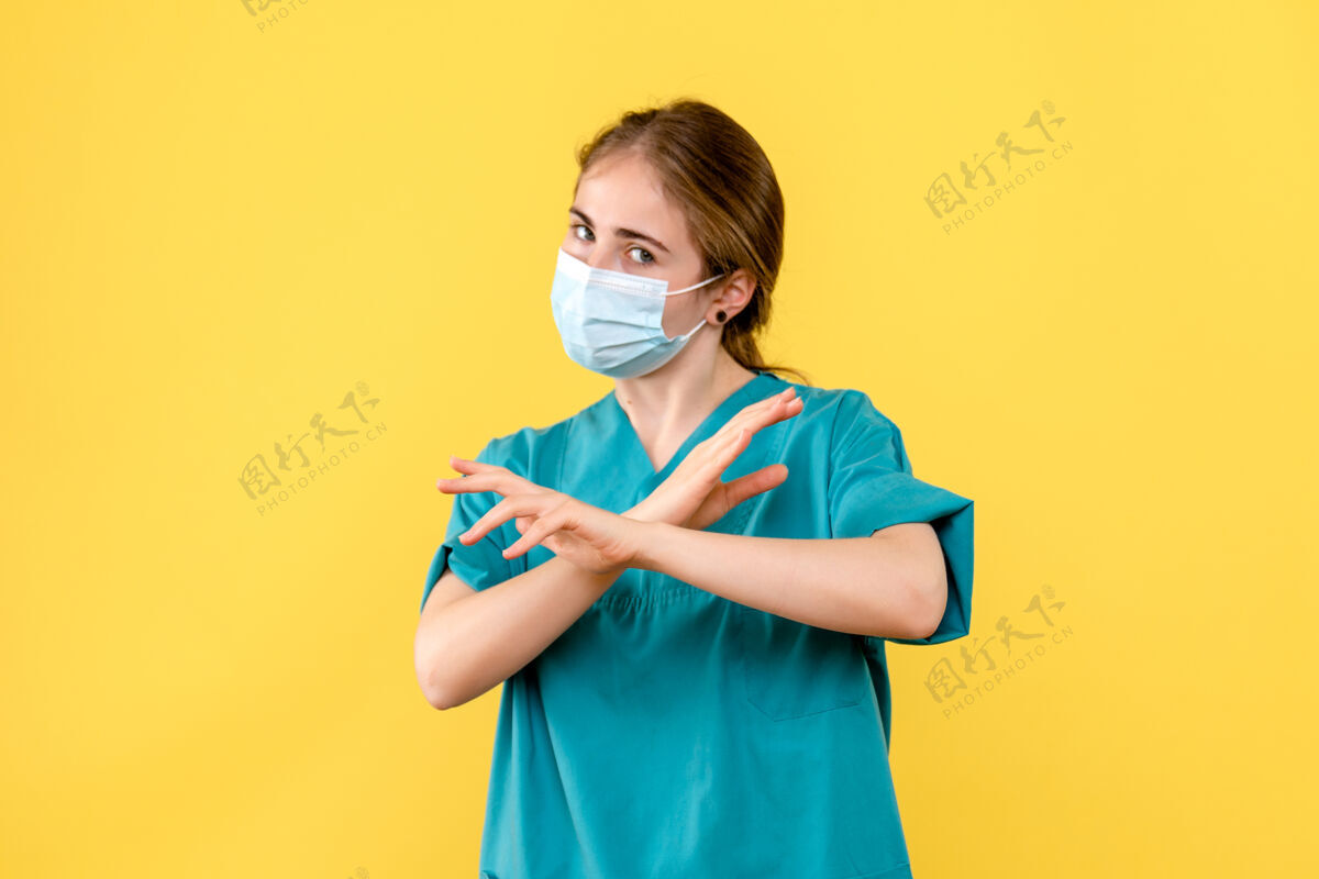流行病正面图黄色背景上戴面罩的女医生-卫生院大流行人脸专业