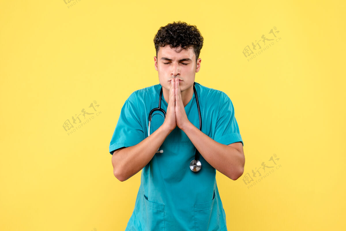 球员前视医生医生为重病患者祈祷耐心自信英俊
