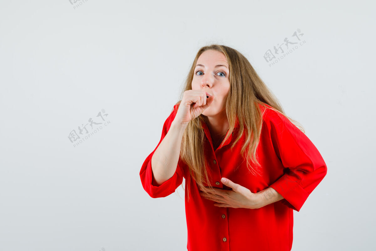 歌手穿着红衬衫咳嗽的女士 看起来很不舒服痛苦礼服节日