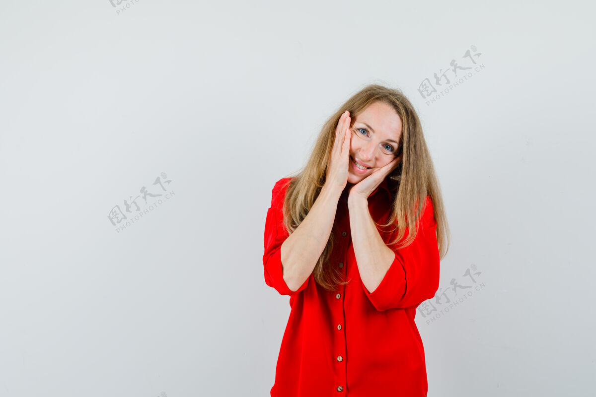 衬衫穿着红衬衫的金发女人手放在脸颊上 看起来很可爱化妆品金发手