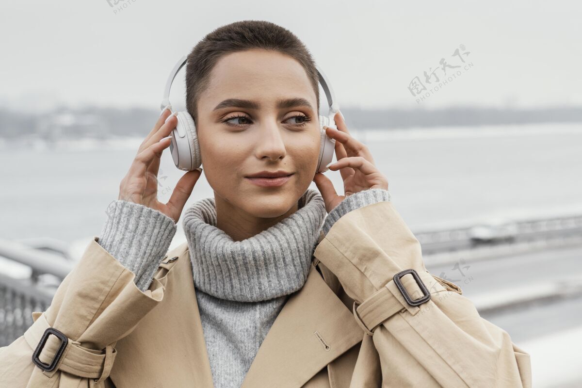特写在外面戴着耳机的女人成人年轻人生活方式