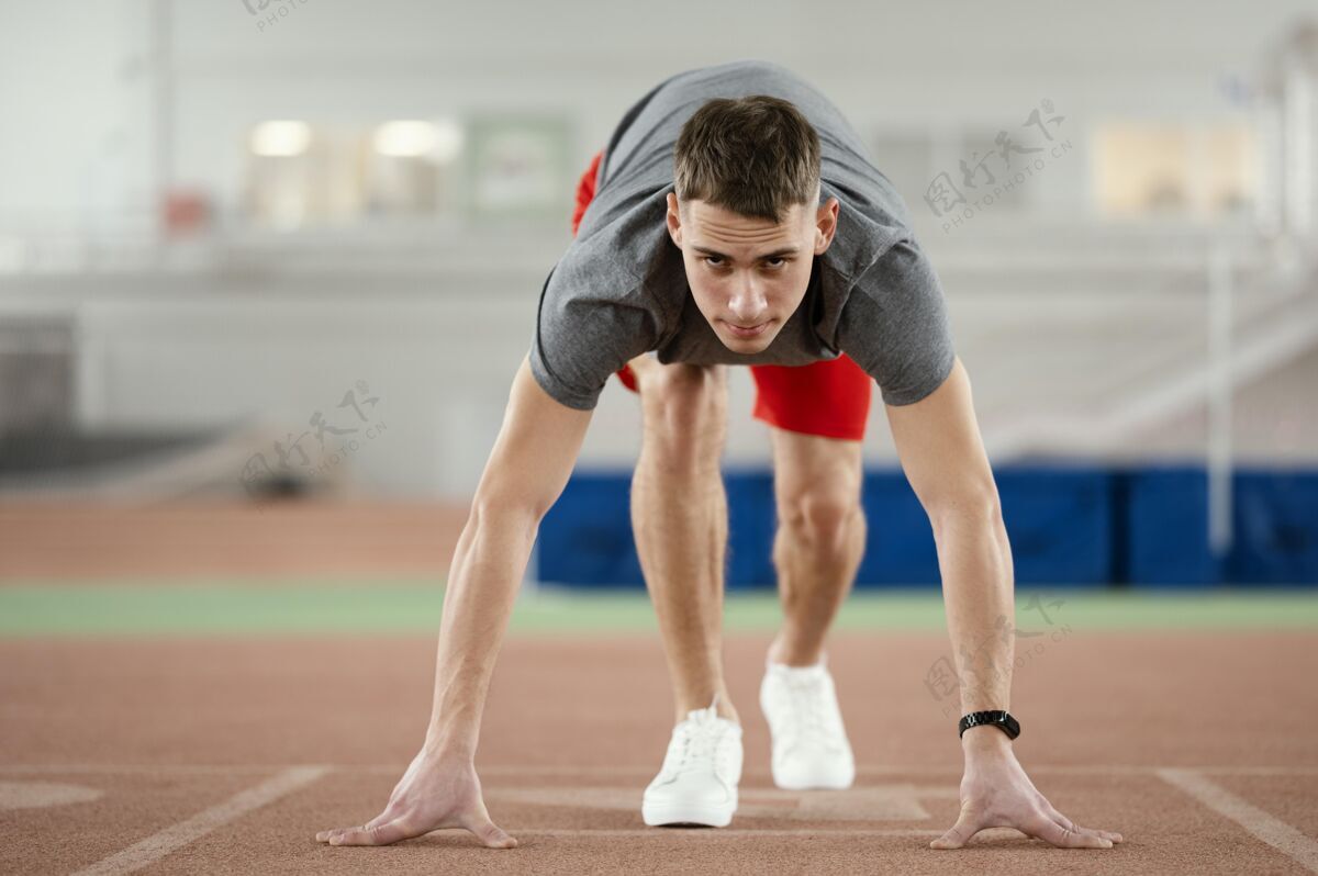 男人全速运动员准备好跑步了成人健康生活方式