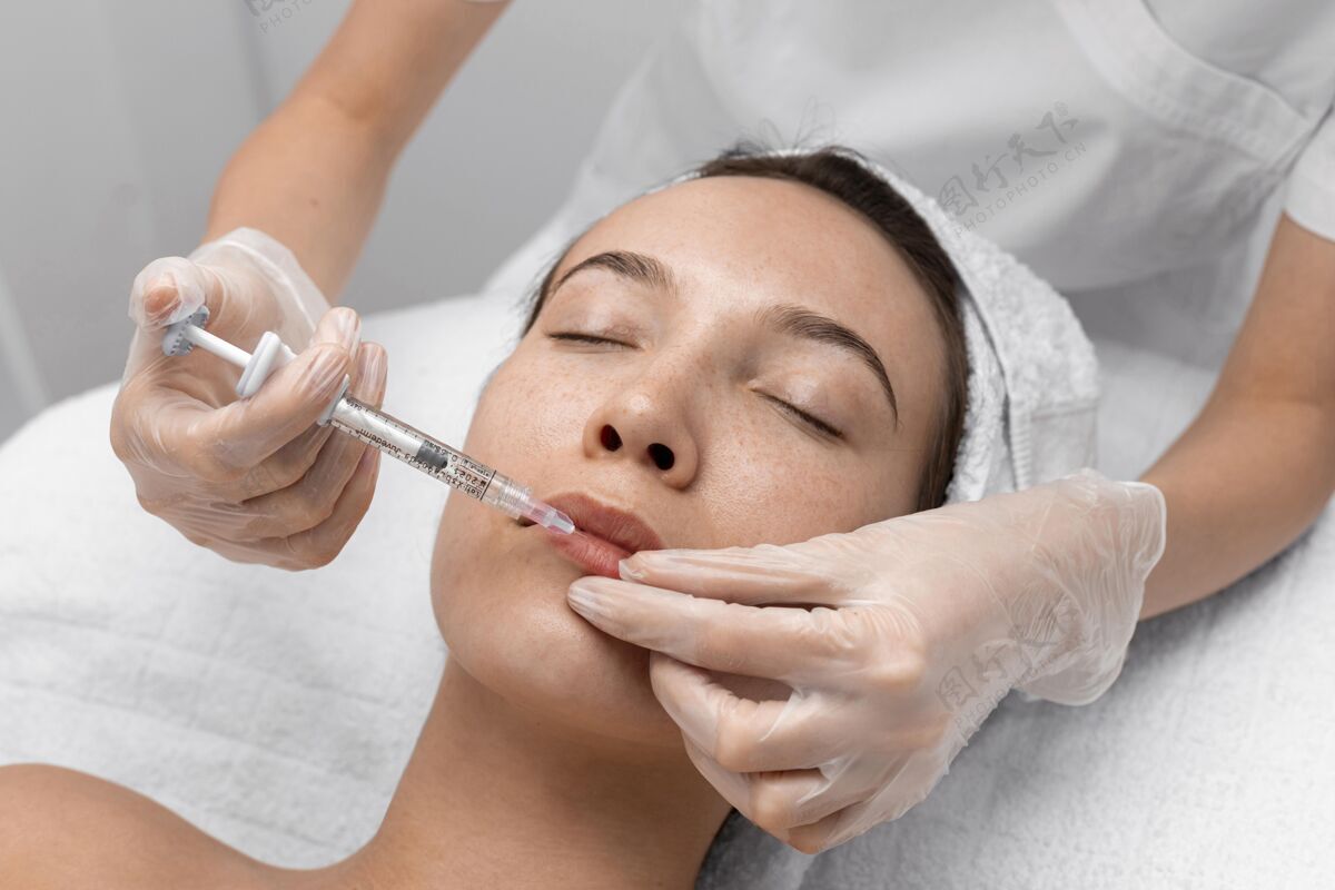 填充物美容师在给女性客户注射填充物美容护理美容治疗化妆品