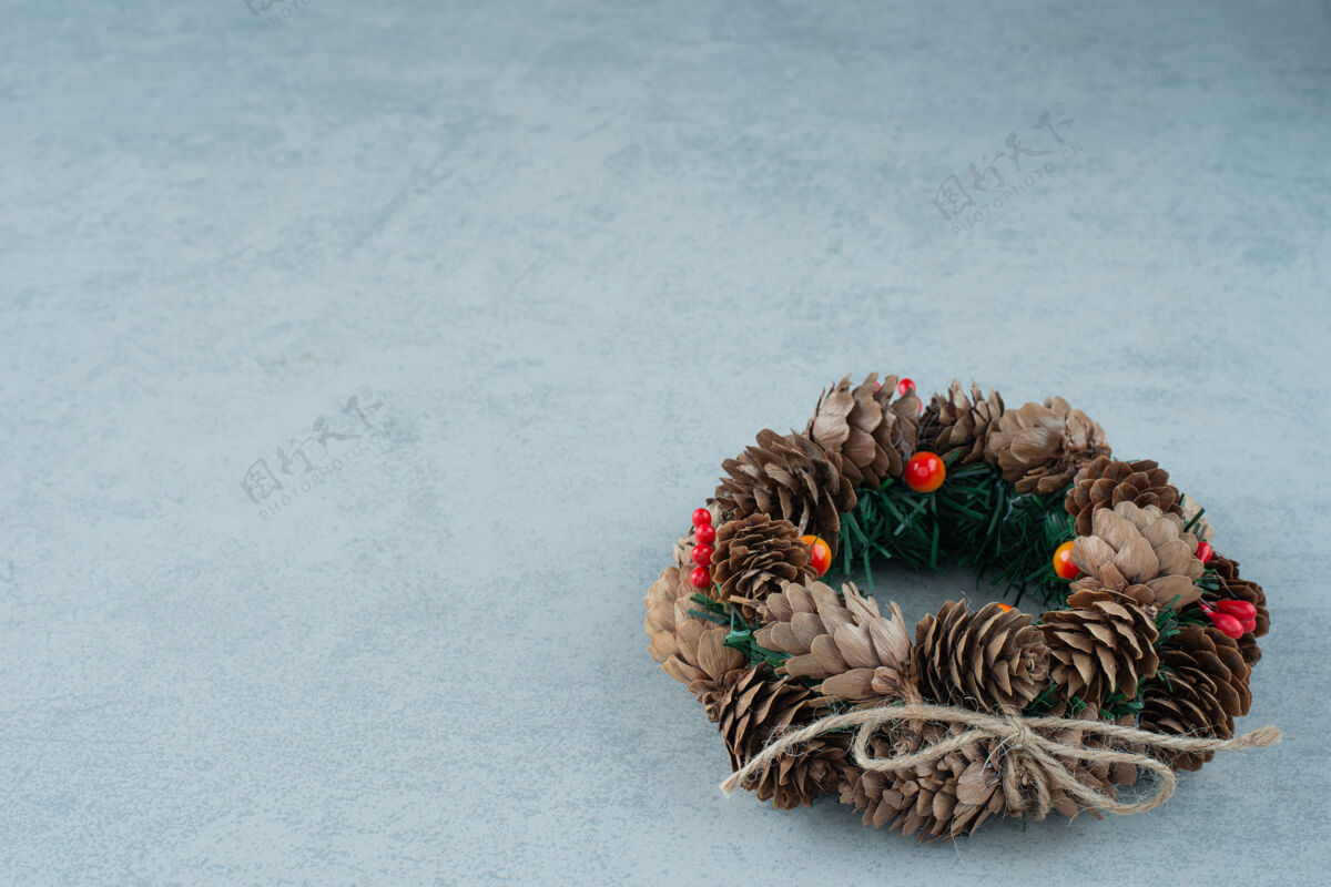 松果一个圣诞花环从松果在大理石背景高品质的照片圣诞松果圣诞花环节日