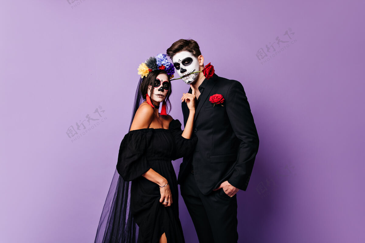 新娘一位穿着黑色衣服的女士和她的男朋友合影一对夫妇在万圣节化妆的照片玫瑰恐怖嘉年华