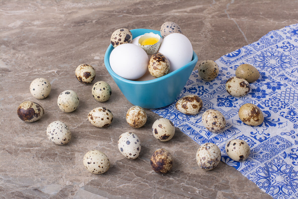 膳食各种各样的鸡蛋在灰色的杯子表面晚餐产品新鲜