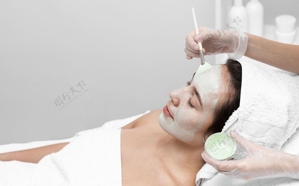 沙龙在美容院做面部护理的女人美容护理客户化妆品