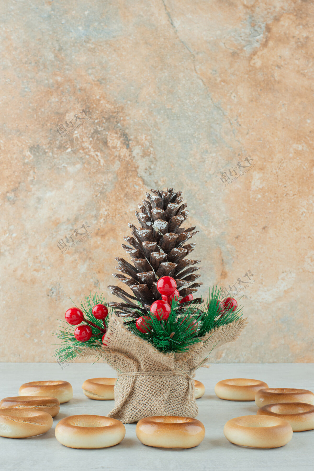 松子大圣诞松果与圆形美味饼干白色背景高品质的照片食物美味吃
