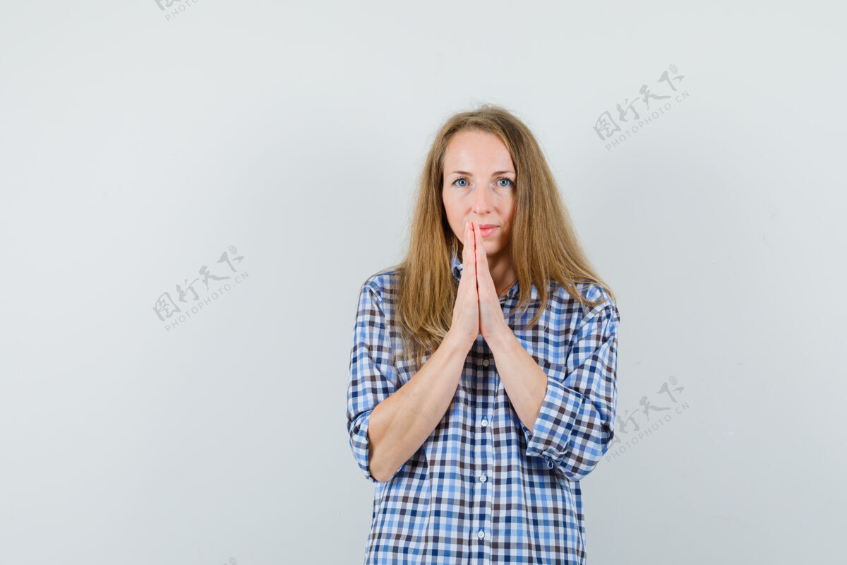 性感金发女郎穿着衬衫手牵手祈祷 看起来很理智 性感祈祷化妆