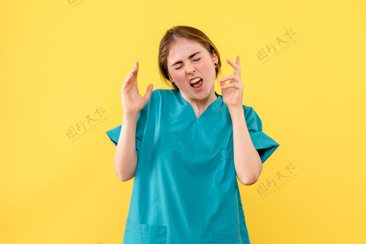 女医生前视女医生不悦于黄色背景健康情感医院医护人员漂亮医院随意